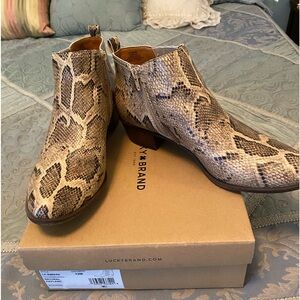 Lucky Brand Leather ankle boots. Classic ankle boots with closed round toe.